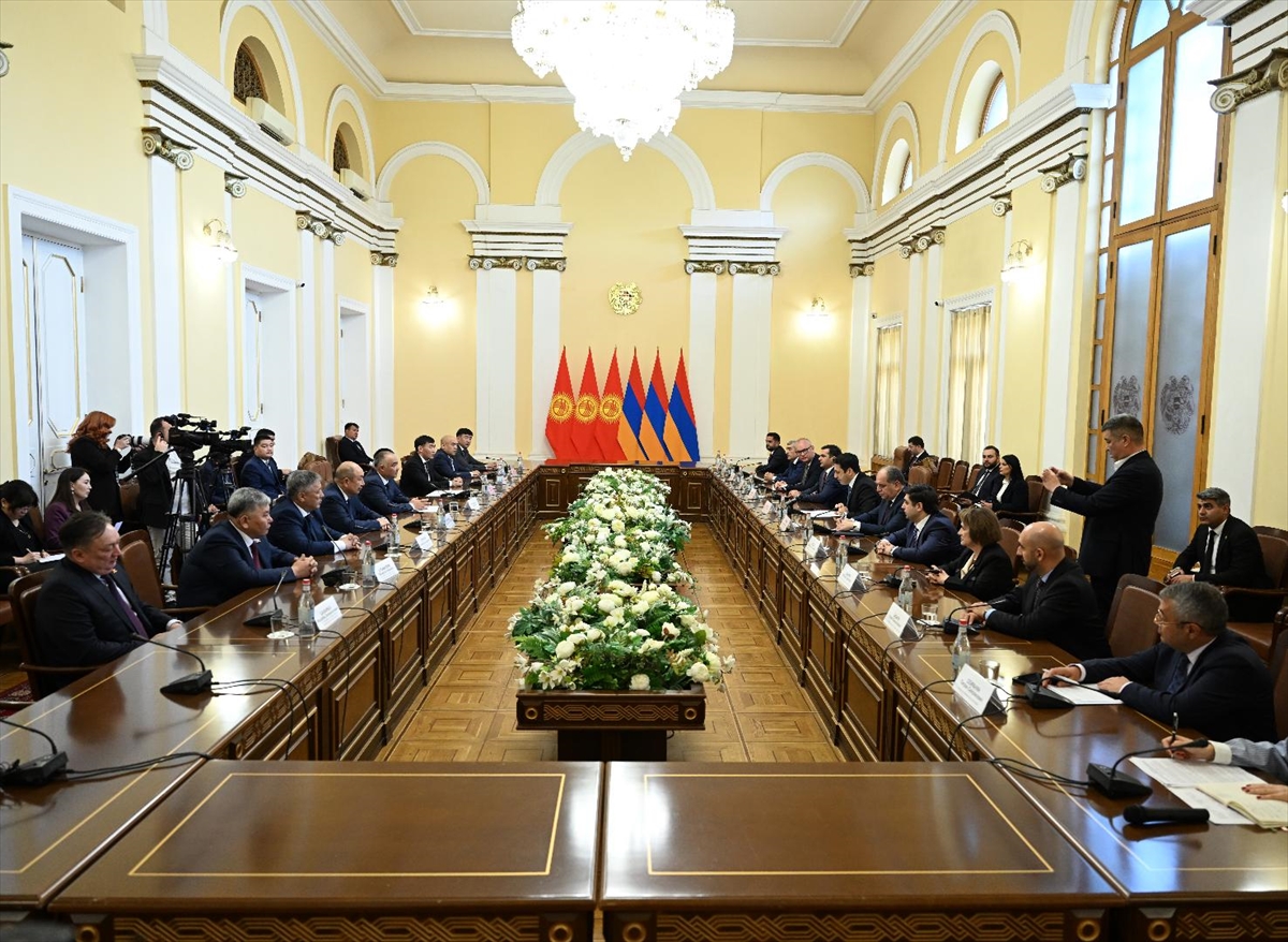 Kırgızistan, Azerbaycan ile Ermenistan arasındaki barış müzakerelerine ev sahipliği yapmaya hazır