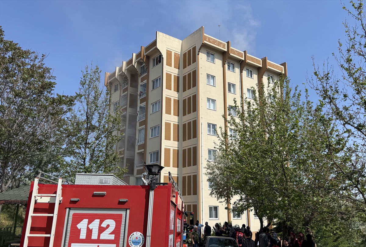 Kırıkkale'de apartmanda çıkan yangında 6 kişi dumandan etkilendi