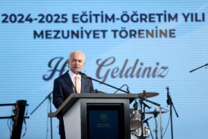 - Törende 3 bin 550 öğrenci keplerini havaya atarak mezuniyeti