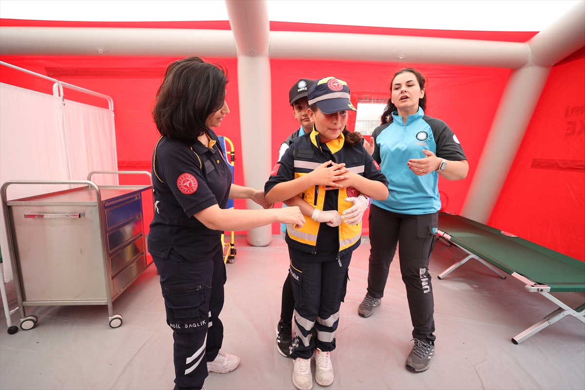 Kırklareli'nde ilkokul öğrencilerine Heimlich manevrası eğitimi verildi