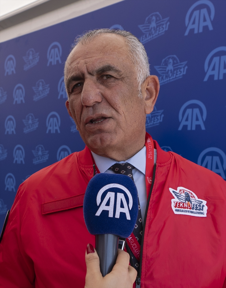 KKTC Milli Eğitim Bakanı Çavuşoğlu, TEKNOFEST KKTC'deki AA standını ziyaret etti: