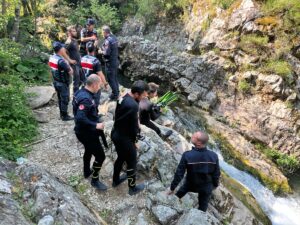 KOCAELİ (AA) – Kocaeli'nin İzmit ilçesinde dereye giren 16 yaşındaki