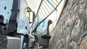 KOCAELİ (AA) – Kocaeli'nin Gebze ilçesinde, istinat duvarından düşerek asılı