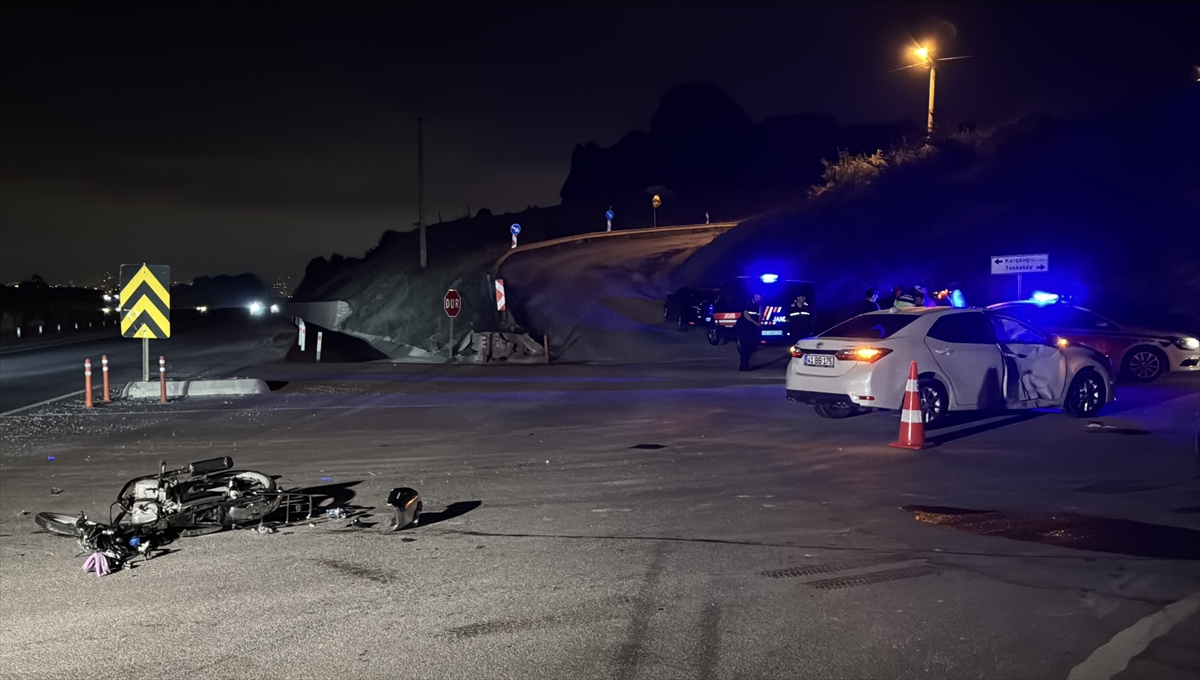 Kocaeli'de otomobil ile motosikletin çarpıştığı kazada 1 kişi öldü, 2 kişi yaralandı