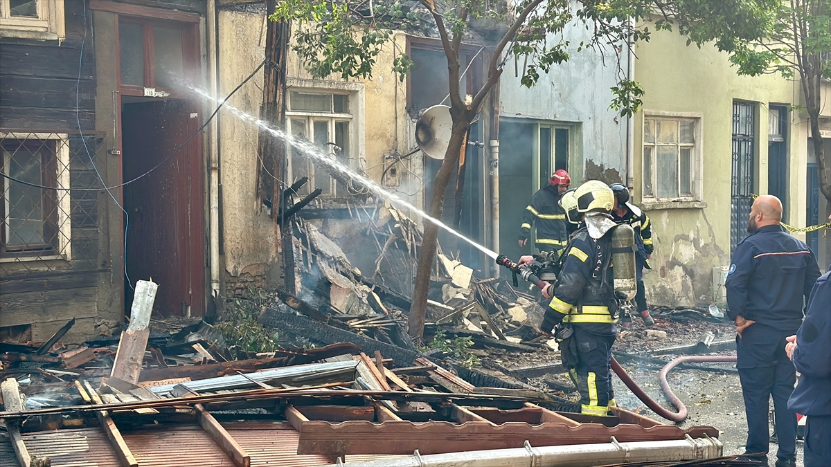 Kocaeli'de yangına müdahale eden 2 itfaiyeci evin bir bölümünün çökmesiyle yaralandı
