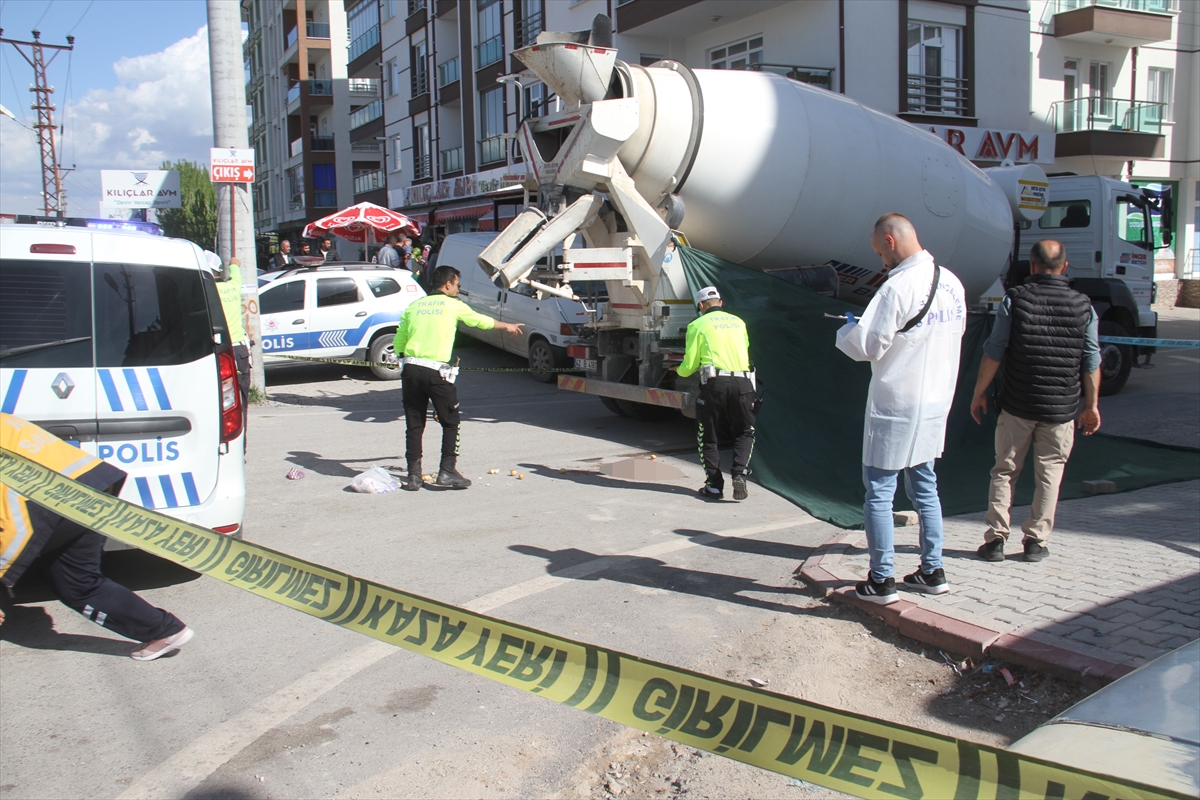 Konya'da beton mikserinin altında kalan yaya hayatını kaybetti