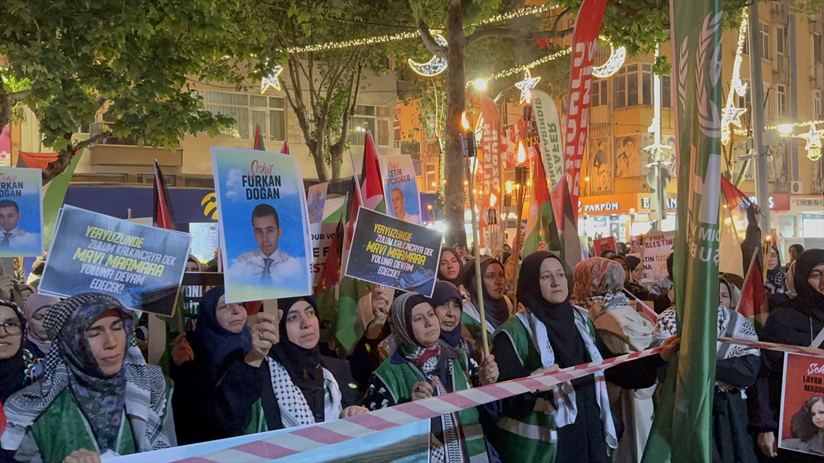Konya'da binlerce kişi Filistin'e destek için meşalelerle yürüdü