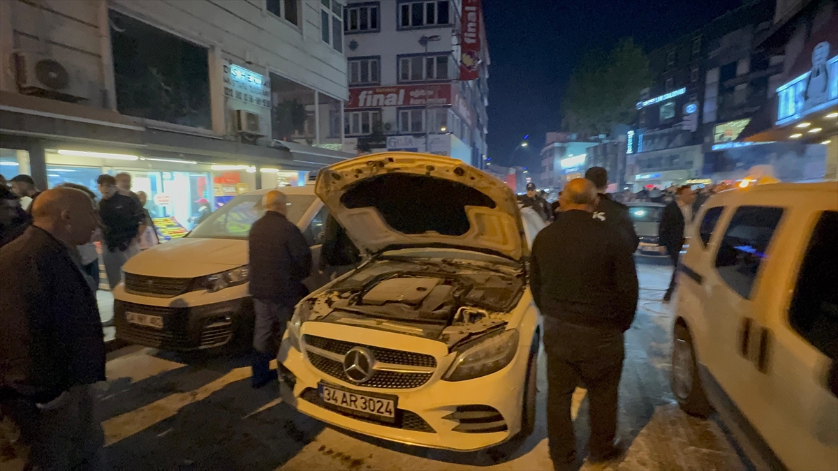 Küçükçekmece'de Galatasaray'ın şampiyonluk kutlamaları sırasında bir aracın içinde havai fişek patladı