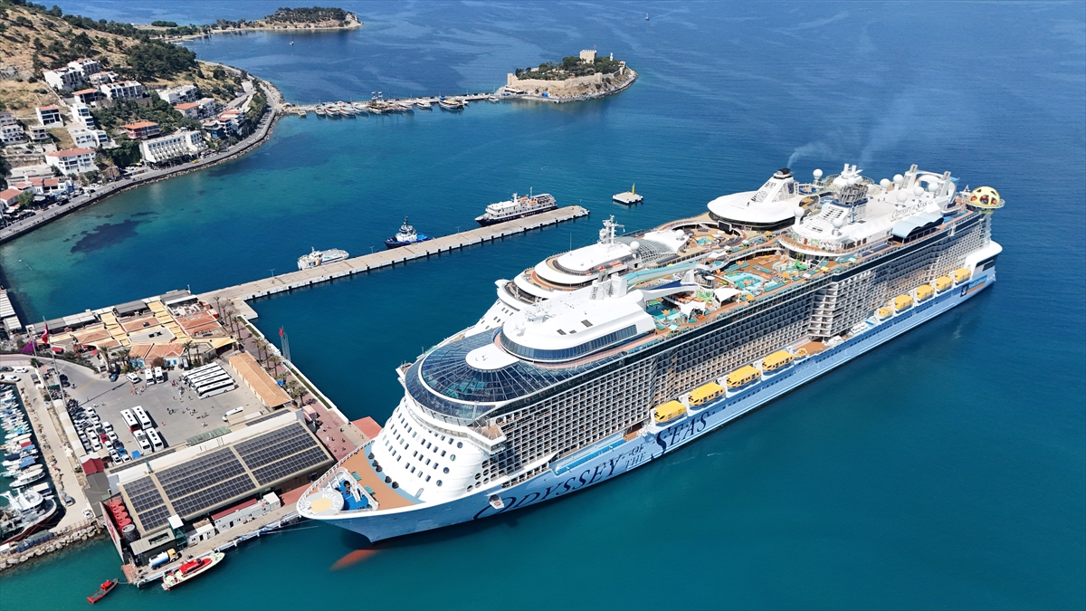 Kuşadası'na 2 gemiyle 8 bin 507 turist geldi