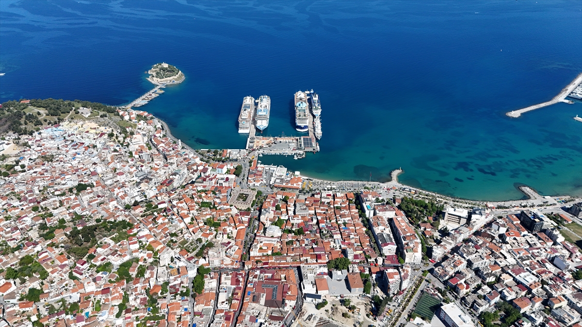 Kuşadası'na bir günde 5 kruvaziyer demirledi