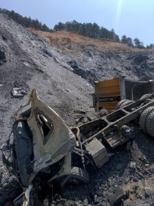 KÜTAHYA (AA) – Kütahya'nın Altıntaş ilçesinde, hafriyat kamyonunun devrildiği kazada