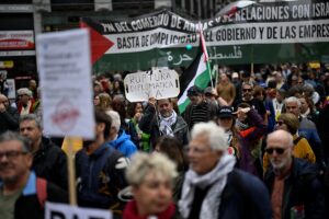 MADRİD (AA) – İspanya'nın başkenti Madrid'de toplanan binlerce İspanyol, Gazze'deki