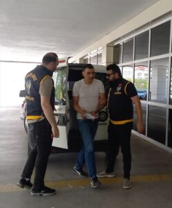 MANİSA (AA) – Manisa'nın Şehzadeler ilçesinde, hacamat yaptıkları kişinin anahtarını