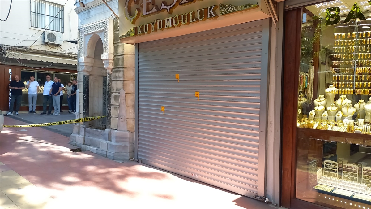 Manisa'da kuyumcu dükkanını kurşunlayan şüpheliler aranıyor