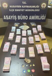 MARDİN (AA) – Mardin'de kuyumculara sahte altın sattığı iddia edilen