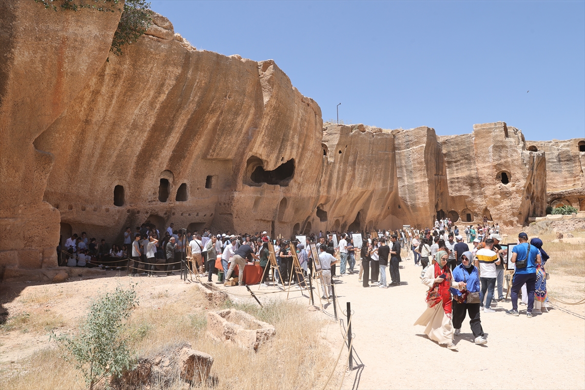 Mardin'in tarihi yapılarını resmeden öğrencilerin eserleri Dara Antik Kenti'nde sergilendi