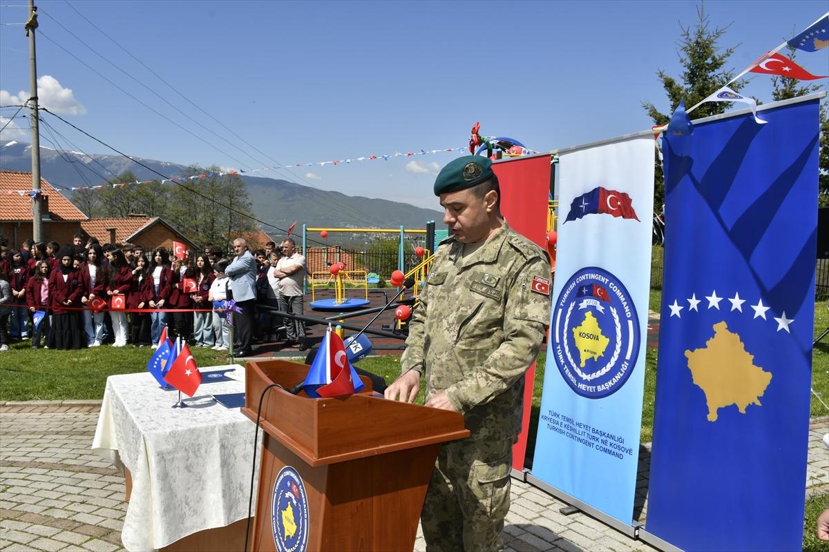 Mehmetçik, Kosovalı çocuklara oyun parkı kurdu