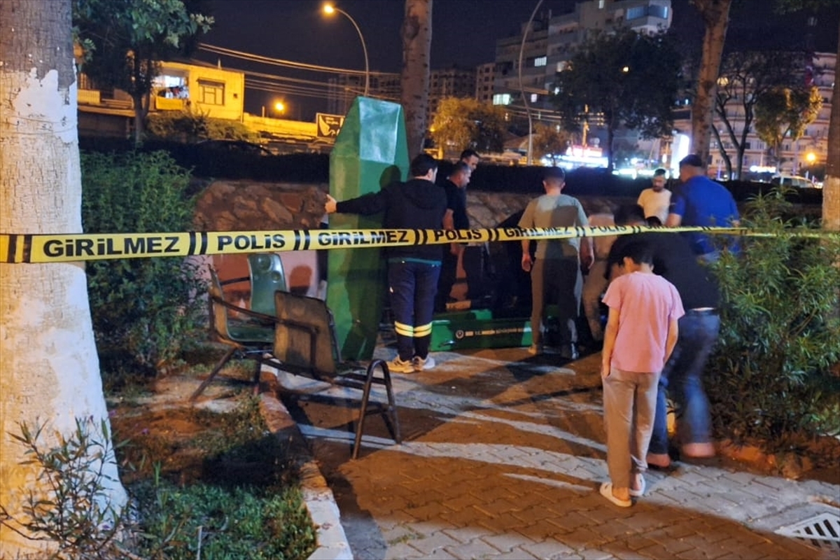 Mersin'de parkta bir kişi ölü bulundu