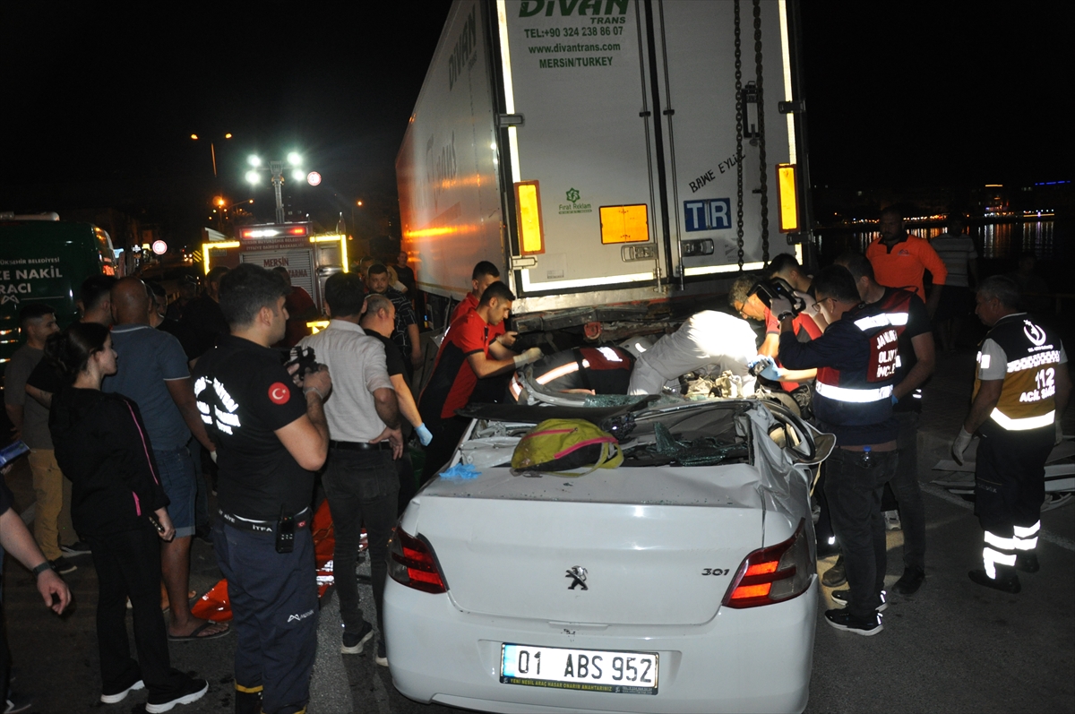 Mersin'de tıra çarpan otomobildeki 2 kişi öldü