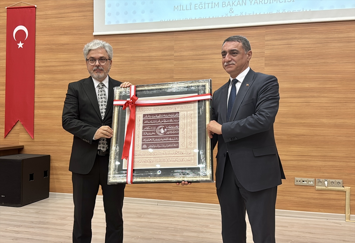 Milli Eğitim Bakan Yardımcısı Yelkenci, Kırşehir'de konferansa katıldı