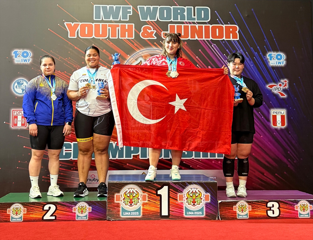 Milli halterci Fatmagül Çevik, gençler dünya şampiyonu oldu