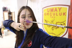 - Ablasının önerisiyle başladığı okçulukta başarılar elde eden milli sporcu