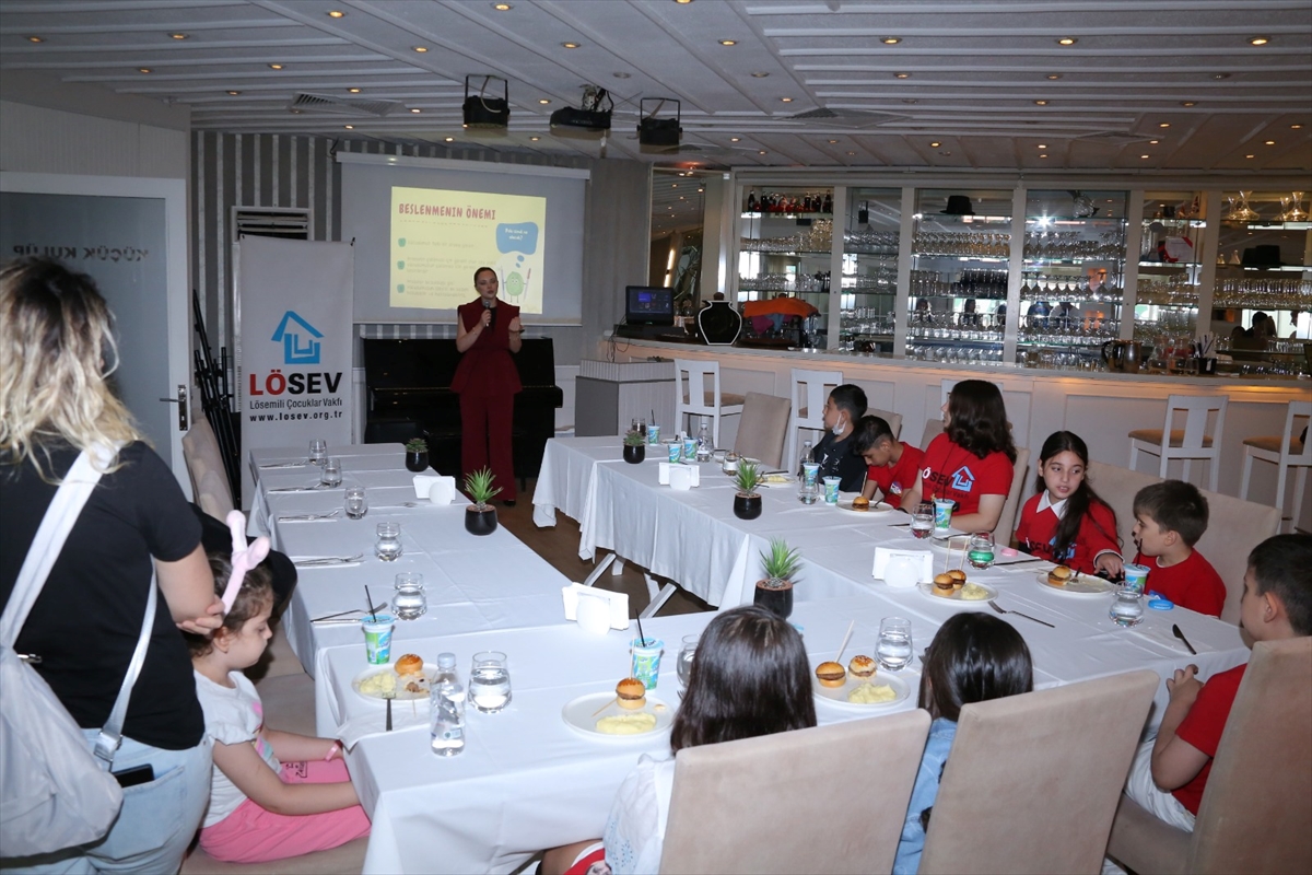 Milli tenisçi İpek Soylu'dan İzmir'de lösemiyi atlatan çocuklara tenis eğitimi