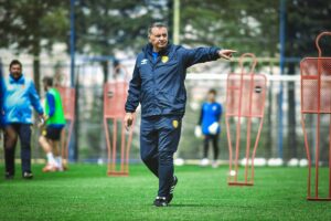 - Kulübün eski futbolcularından Dever Orgill antrenmanı ziyaret etti