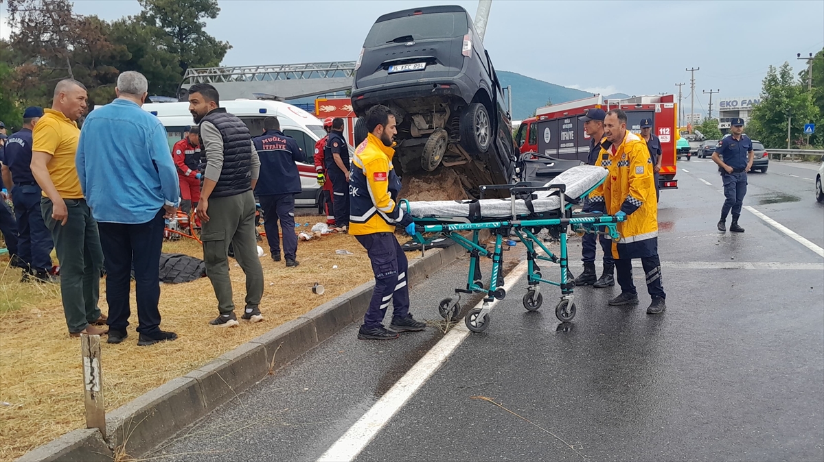 Muğla'da trafik levhası direğine çarpan kamyonetteki 1 kişi öldü, 3 kişi yaralandı