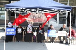 MUŞ (AA) – Muş'ta, DEM Parti İl Başkanlığı binası önünde