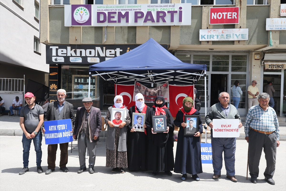 Muş'ta evlatlarına kavuşmak isteyen aileler DEM Parti önündeki eylemlerini sürdürdü