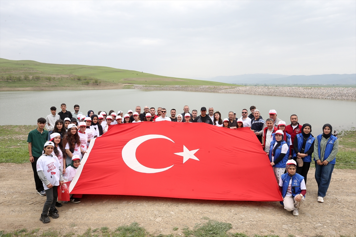 Muş'ta Türk bayraklarıyla “gençlik yürüyüşü” düzenlendi