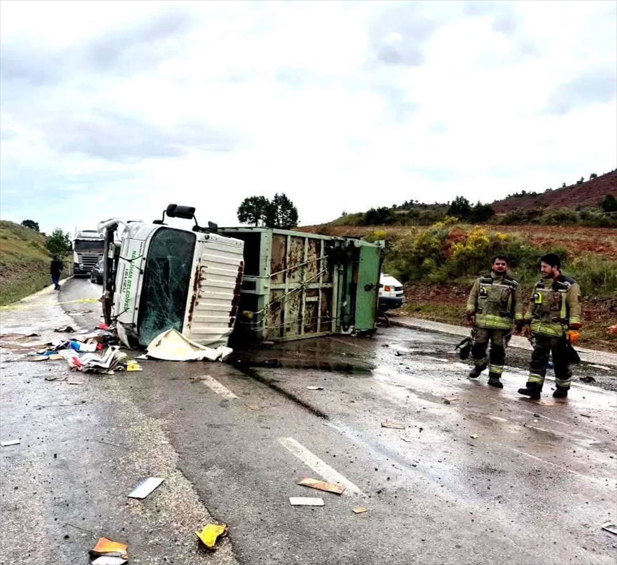Nallıhan'da devrilen çöp kamyonundaki 1 kişi öldü, 1 kişi yaralandı