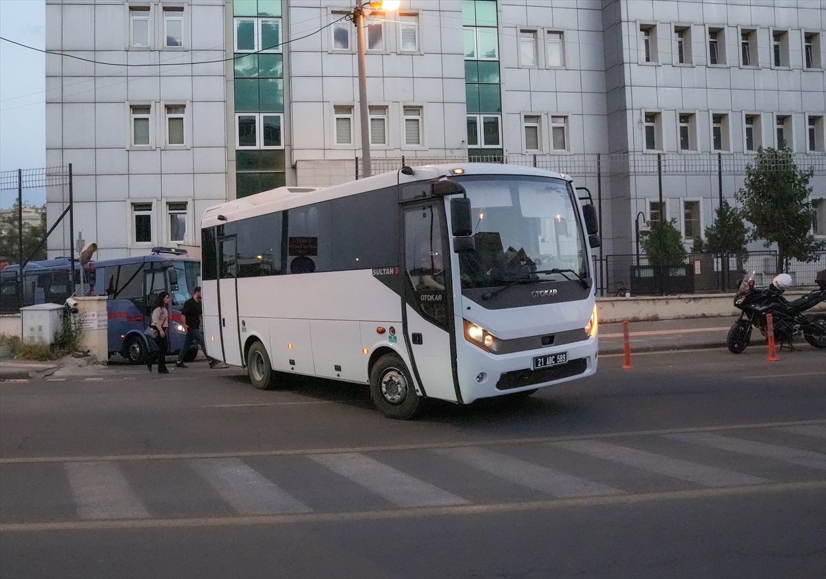 Narin Güran cinayeti davasında, “suçluyu kayırma” suçundan 12 sanık ile suça sürüklenen 3 çocuk hakkında 1 yıl 3 ay ile 3 yıl 6 ay arasında değişen oranlarda hapis cezası verildi