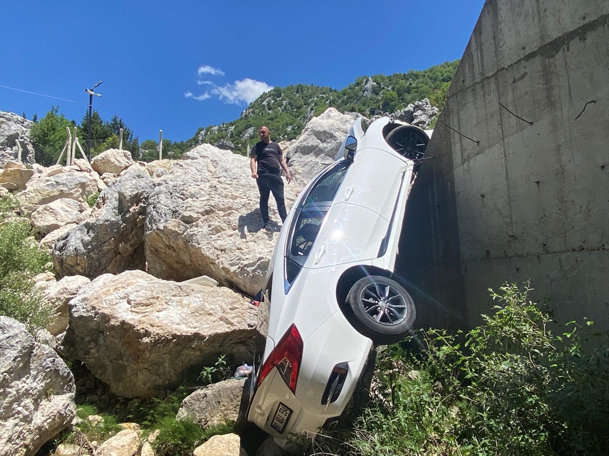 Osmaniye'de dere yatağına düşen otomobildeki 4 kişi yaralandı