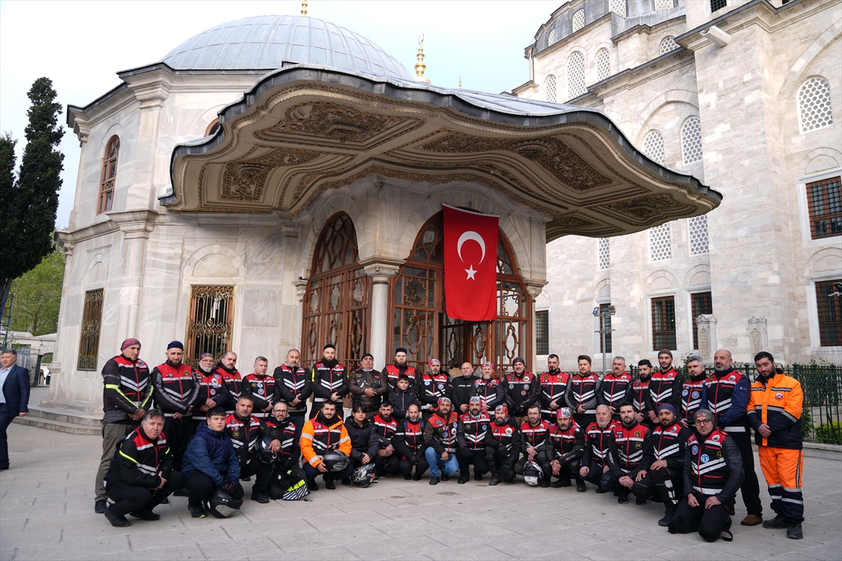 Osmanlı Motosiklet Derneği üyeleri Fatih Sultan Mehmet'in türbesinde dua edip Çanakkale'ye gitti