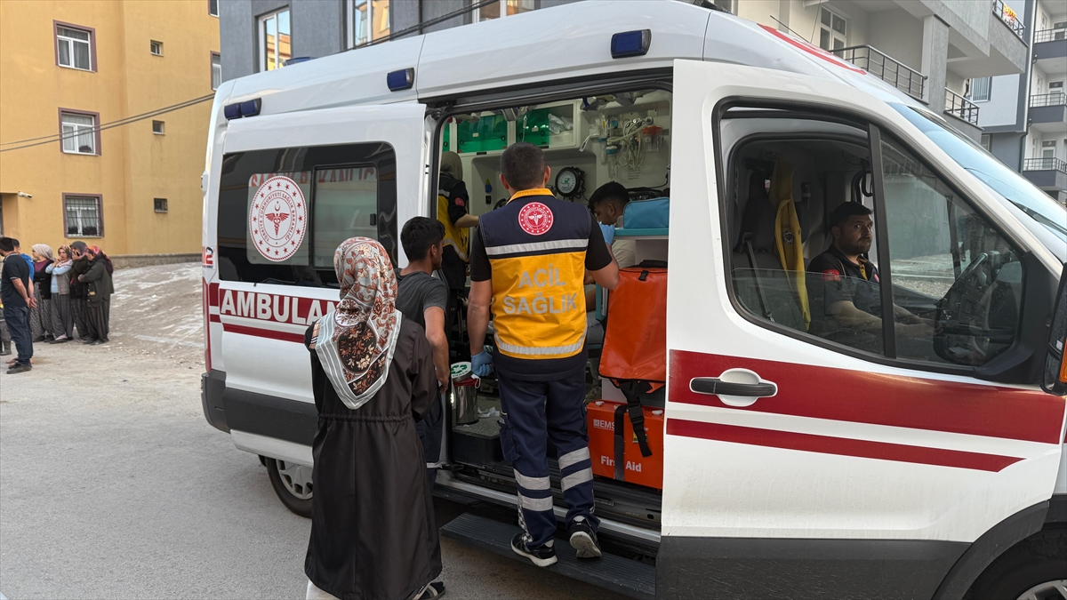Otomobil park halindeki kamyonun altına girdi