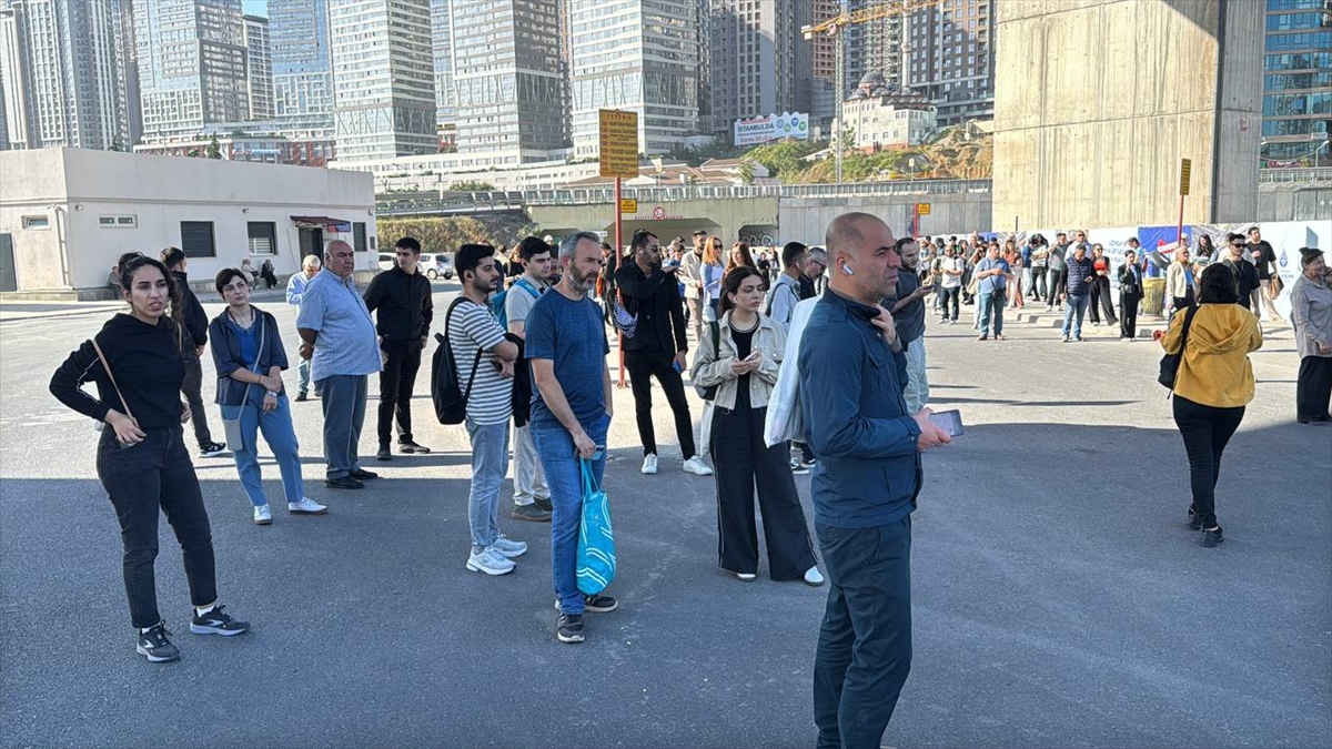 İstanbul'da Özel Halk Otobüsü şoförlerinin kontak kapatması nedeniyle duraklarda yoğunluk yaşanıyor