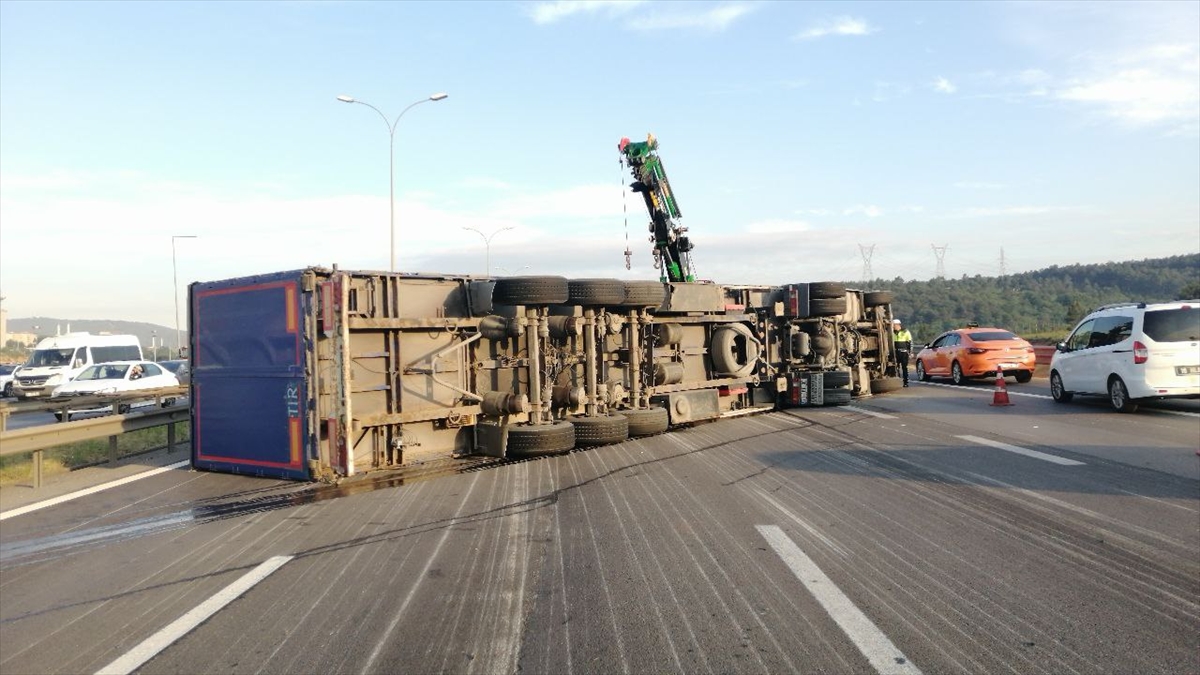 Pendik'te devrilen tırın sürücüsü yaralandı