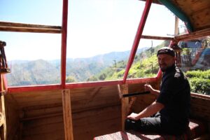 RİZE (AA) – Rize'de bir çay bahçesindeki helikopter şeklindeki ahşap