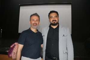 RİZE (AA) – Rize'de öğretmen Mehmet İnal, bestelediği şarkılarla öğrencilere