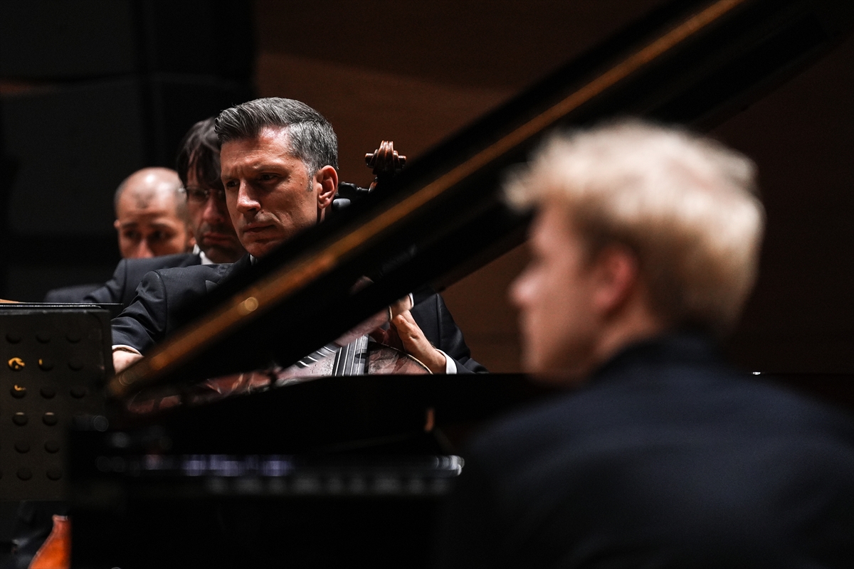 Rus piyanist Alexander Malofeev CSO'da sahne aldı