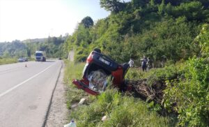 SAKARYA (AA) – Sakarya'nın Akyazı ilçesinde yol kenarına devrilen otomobildeki