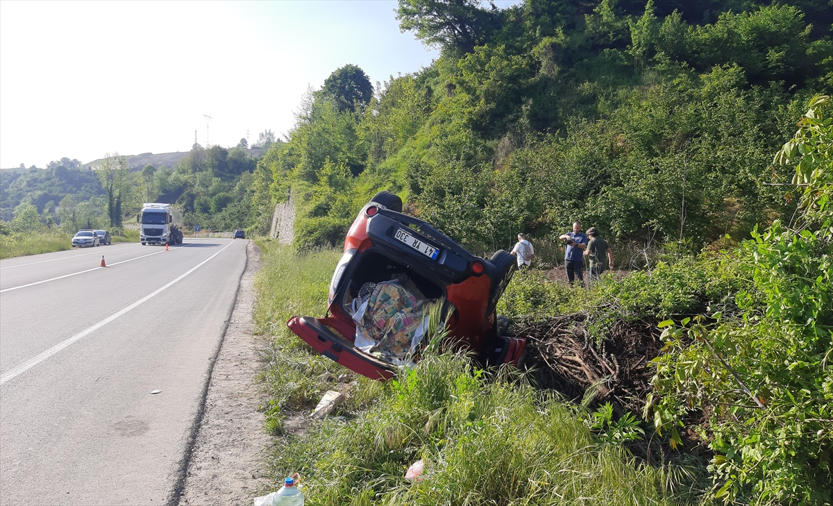 Sakarya'da devrilen otomobildeki biri bebek 4 kişi yaralandı