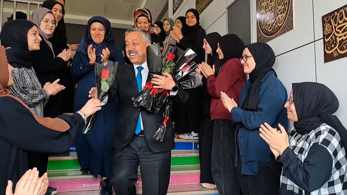 Sakarya'da emekliye ayrılan 41 yıllık eğitimciye duygulandıran veda