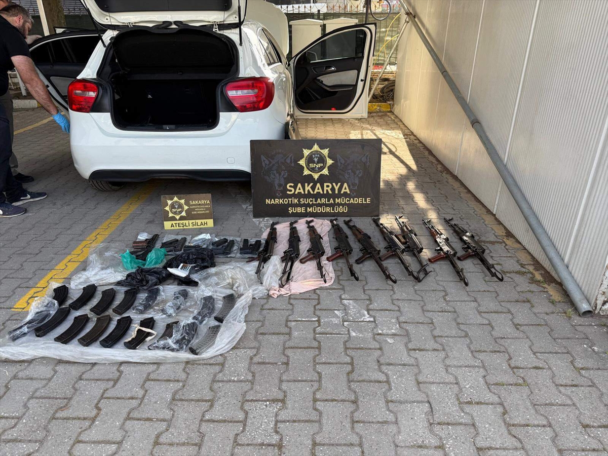 Sakarya'da polis memurunun aracında 9 kaleşnikof tüfek ve 5 ruhsatsız tabanca ele geçirildi