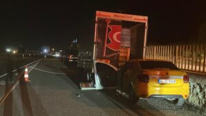 SAKARYA (AA) – Sakarya'nın Pamukova ilçesinde ticari taksinin kamyonete arkadan