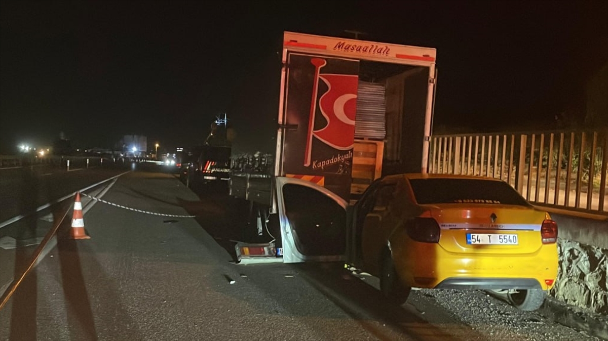 Sakarya'da ticari taksinin kamyonete çarpması sonucu 1 kişi öldü, 1 kişi yaralandı