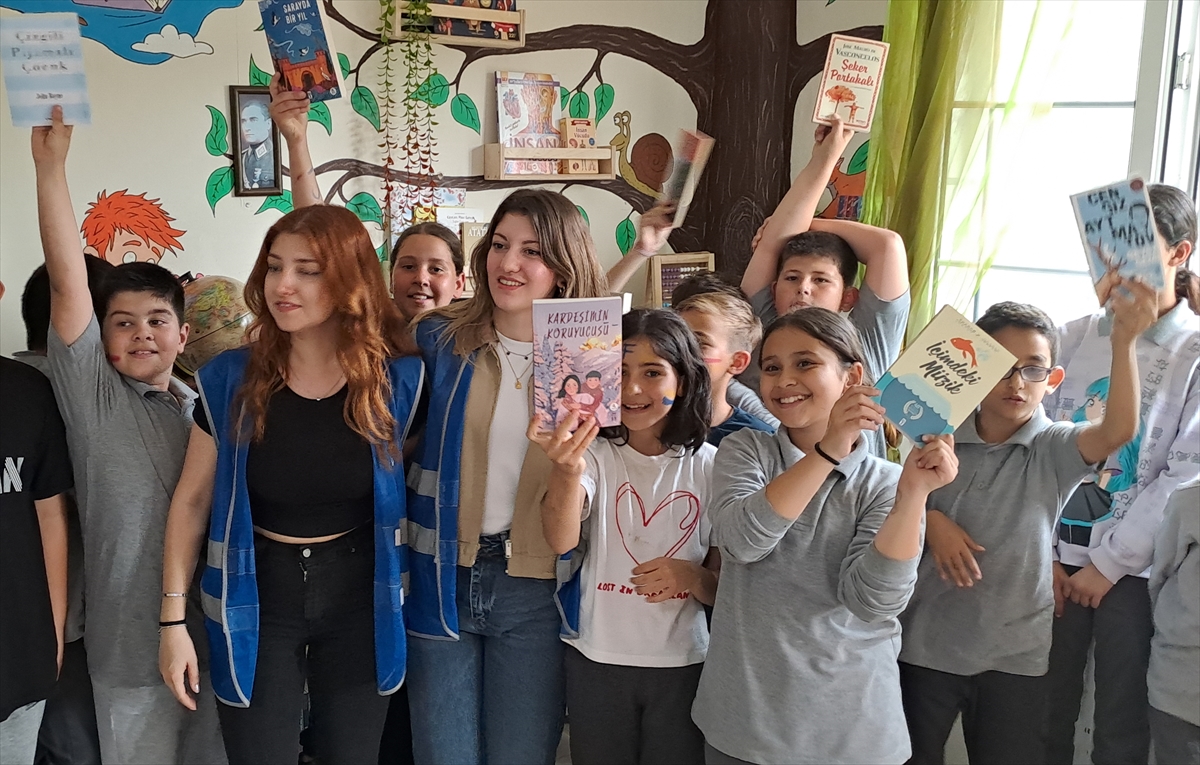 Sakarya'da üniversite öğrencileri, kermes geliriyle ilkokul ve ortaokul kütüphanesini yeniledi