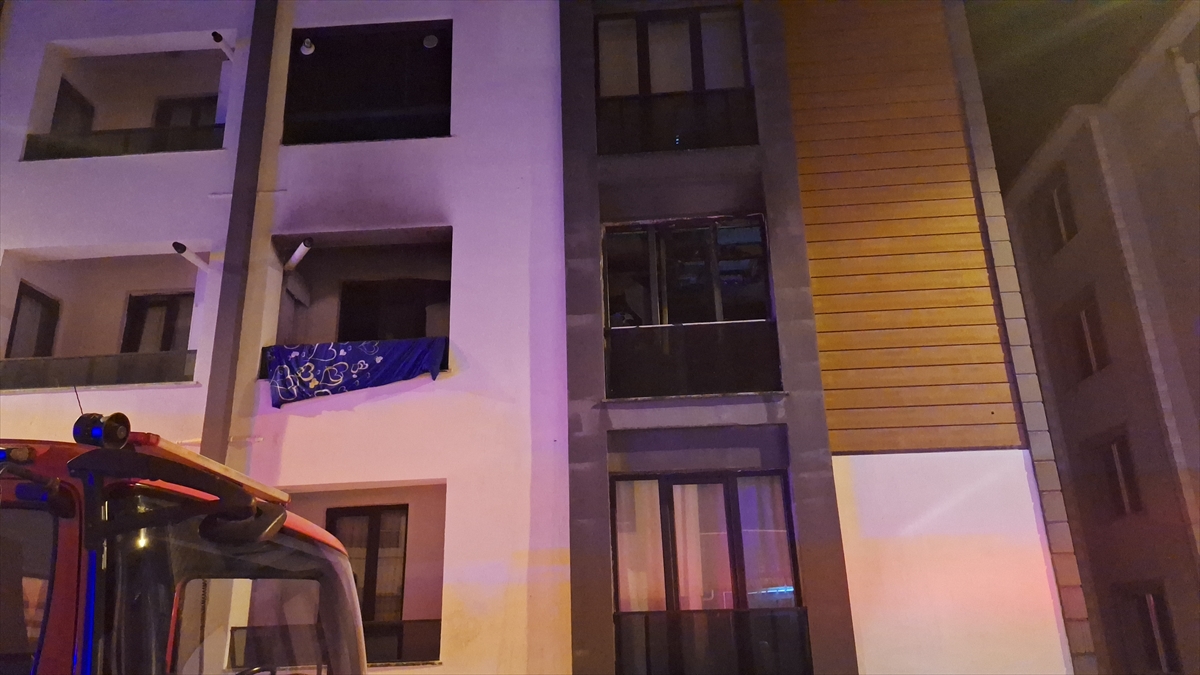 Samsun'da apartmanda çıkan yangında 3 kişi dumandan etkilendi